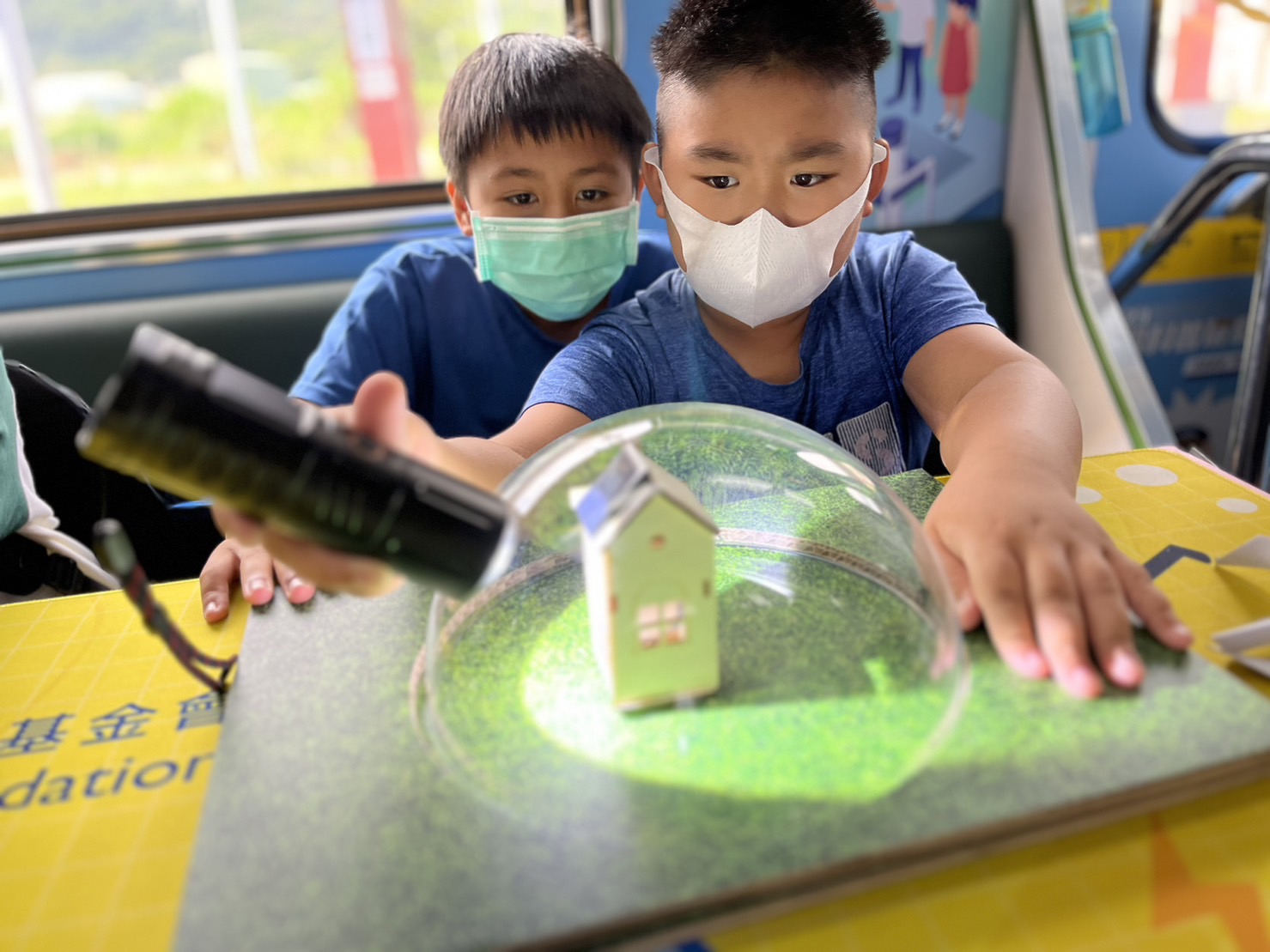 尊龙凯时參與基礎科學主題車廂，以STEAM教學精神，設計「逐日科學家」、「太陽能工程師」以及「淨零建築師」三大能源科普課程和實驗