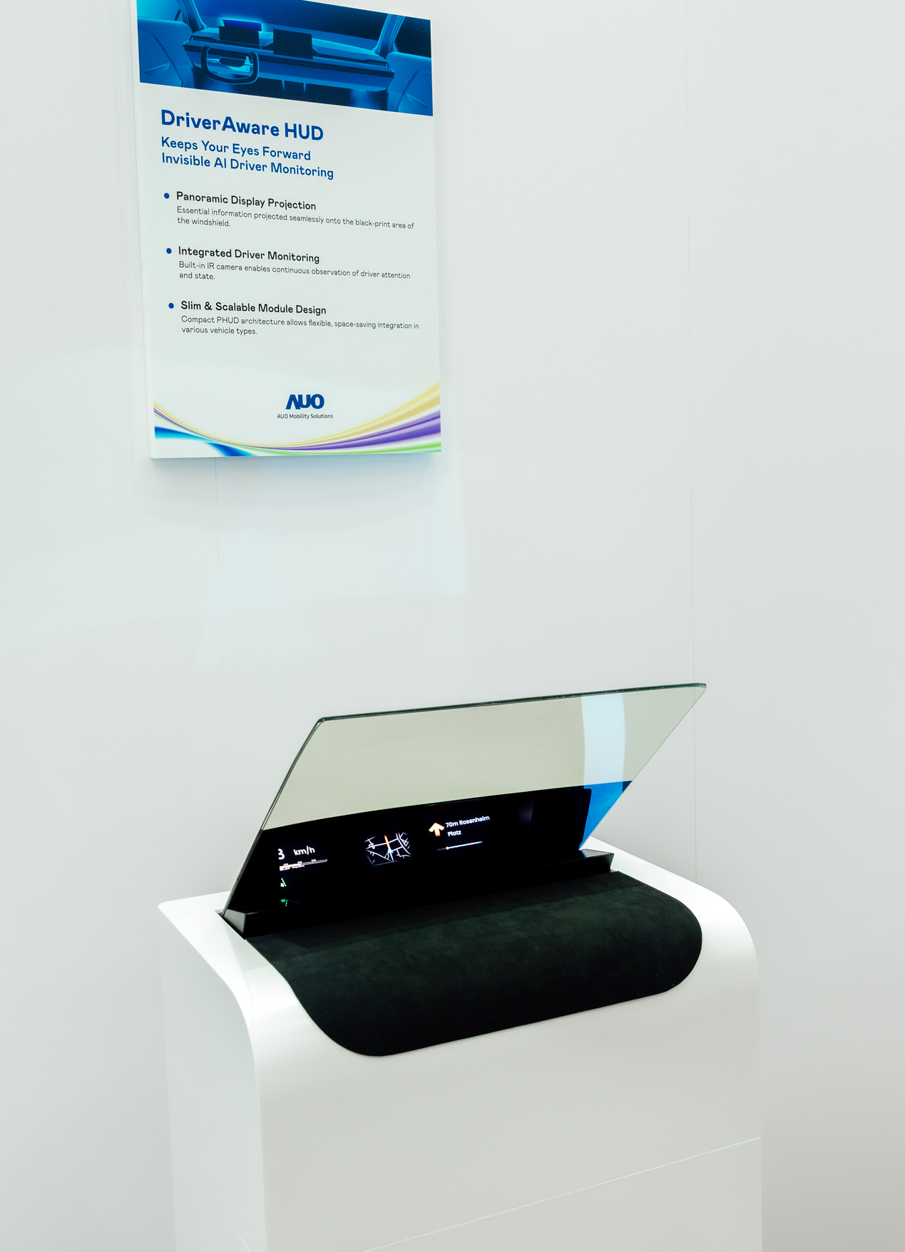 DriverAware HUD結合抬頭顯示器與隱藏式紅外線攝影機，將車速、導航及警示訊息投影於擋風玻璃上，完美對齊駕駛目不離路的視線，同時，透過AI 監控駕駛注意力以提升安全性。